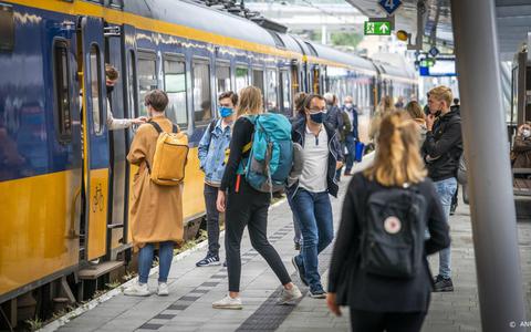 Het treinverkeer tussen Groningen en Zwolle ligt donderdagmiddag plat wegens een defecte bovenleiding. 