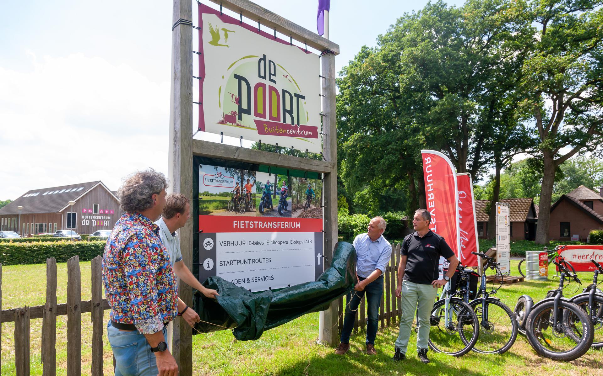 Gedeputeerde Henk Brink opende een fietstransferia, bij Buitencentrum de Poort in Ruinen.