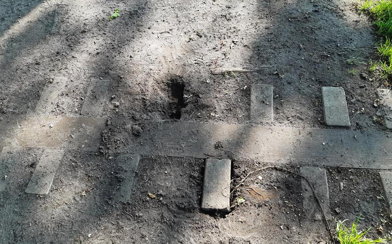 De stenen van de zonnewijzer op het Roekpad in Echten zijn eruit getrokken en weggegooid. Foto: Els de Jong De stenen van de zonnewijzer op het Roekpad in Echten zijn eruit getrokken en weggegooid. Foto: Els de Jong