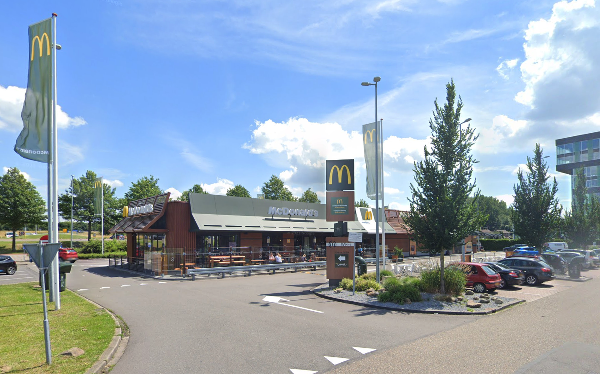 Ruzie bij de McDonalds in Meppel loopt uit op grote vechtpartij: gebroken voortand en bakje mayo in