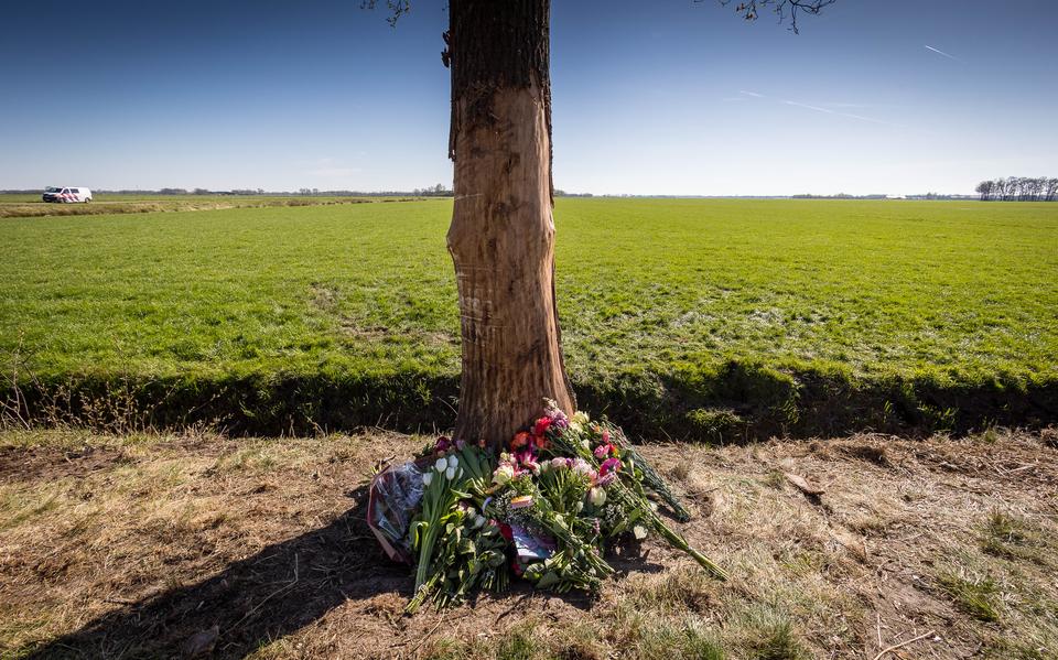 De plek des onheils aan de Osseweidenweg. Vrienden leggen er bloemen.