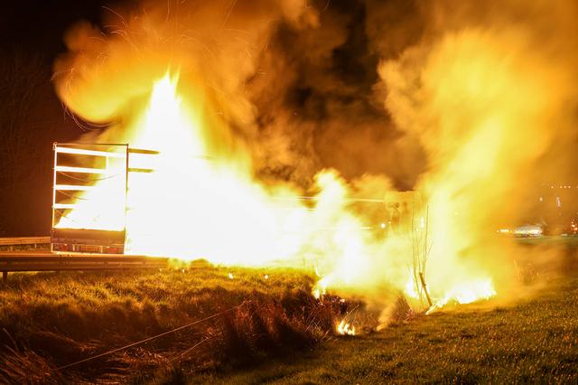LIVE | Aanhanger vliegt in brand op A28 bij Beilen
