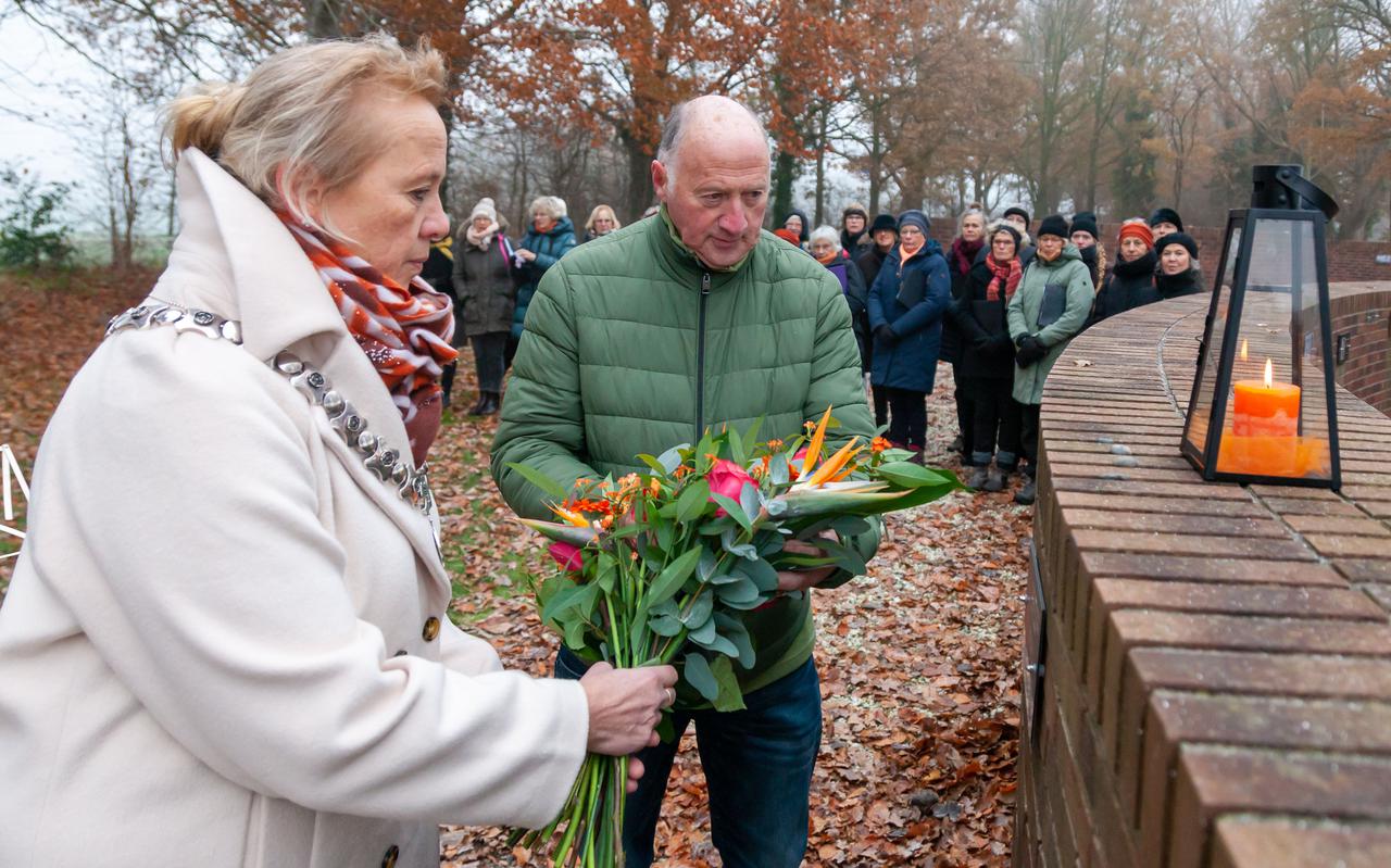 Burgemeester Inge Nieuwenhuizen legt met FNG-voorzitter Jack Keijzer bloemen bij Muur tegen Geweld.