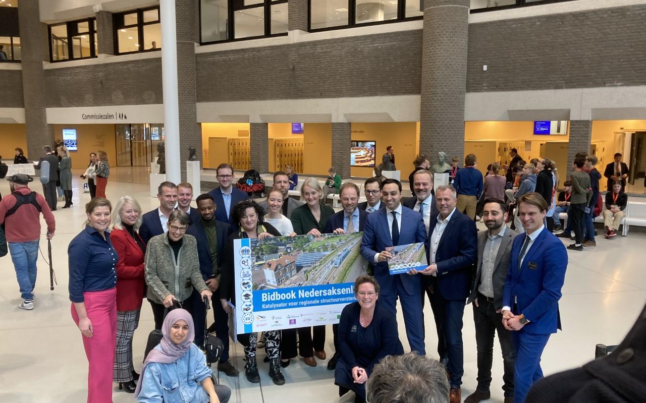 Tweede Kamerleden ontvangen het bidbook van de Nedersaksenlijn uit handen van noordelijke bestuurders. Tweede Kamerleden ontvangen het bidbook van de Nedersaksenlijn uit handen van noordelijke bestuurders.