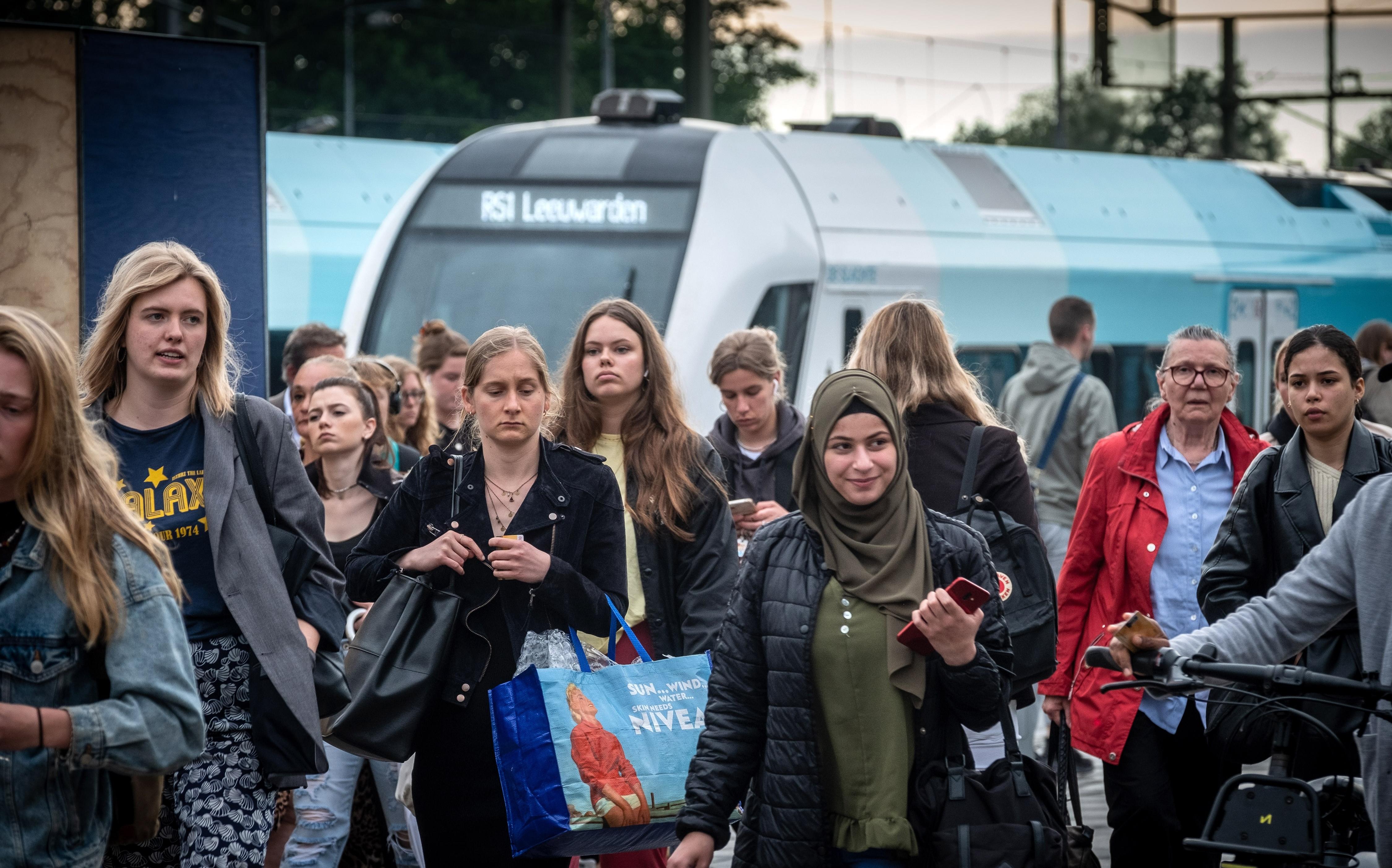 Extra drukte bij de Arriva-trein uit Leeuwarden op het Hoofdstation in Groningen. Extra drukte bij de Arriva-trein uit Leeuwarden op het Hoofdstation in Groningen.