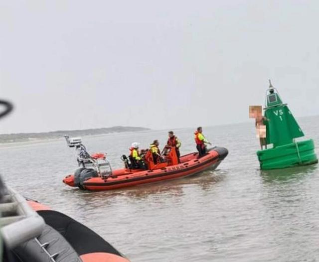 LIVE | KNRM redt naakte en verkleumde man op reddingsboei voor kust van Vlieland en zoektocht naar o