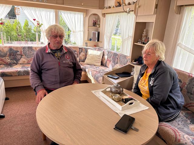 Tientallen gasten vertrekken van camping de Moraine in Spier na overname. Joop (82) barst in tranen 