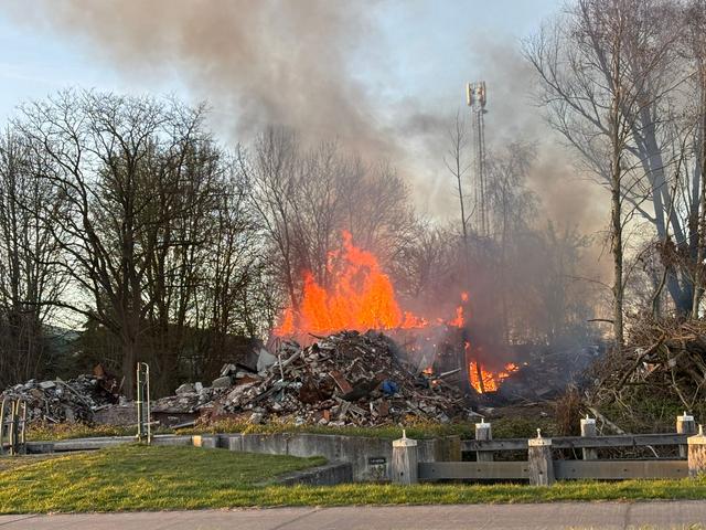 LIVE | Loods door brand verwoest in Kiel Windeweer en zweefvliegtuig maakt landing in weiland bij Ov