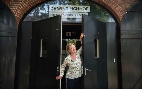 Natalie Straatman opent de deuren van De Winsinghhof in Roden. Straks trekt ze die achter zich dicht.