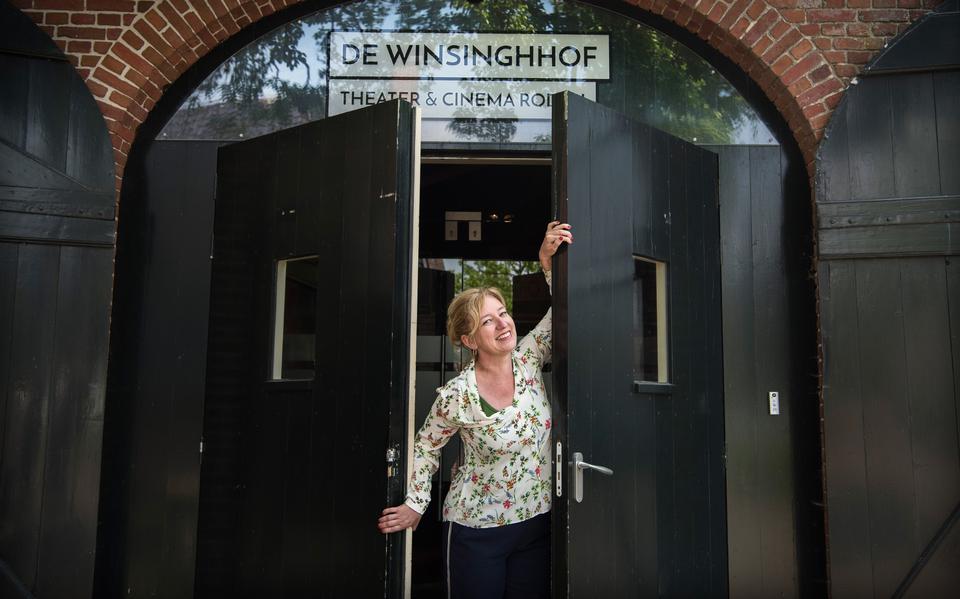Natalie Straatman opent de deuren van De Winsinghhof in Roden. Straks trekt ze die achter zich dicht.
