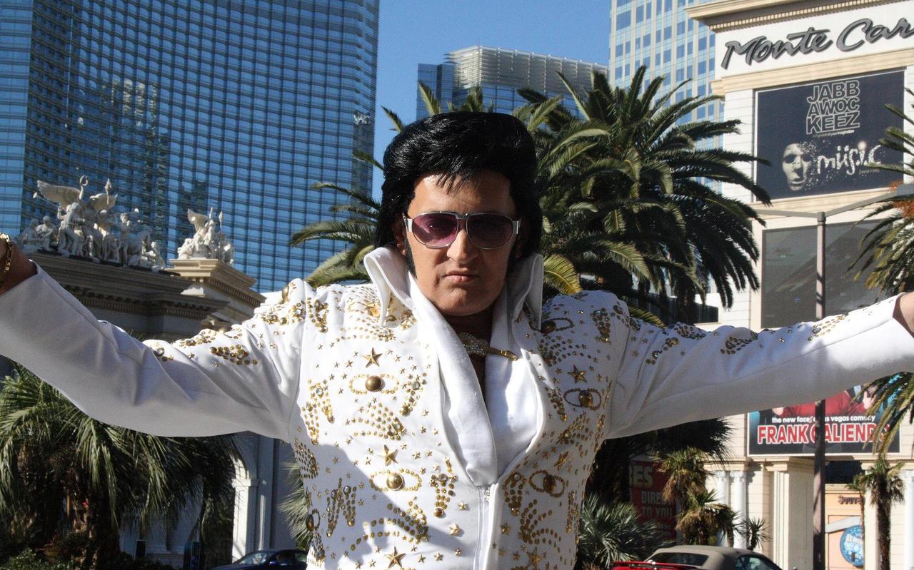 Trouwen in Elvis stijl mét imitator mag niet meer in Las Vegas, maar wel op Donderdag Meppeldag. Trouwen in Elvis stijl mét imitator mag niet meer in Las Vegas, maar wel op Donderdag Meppeldag.