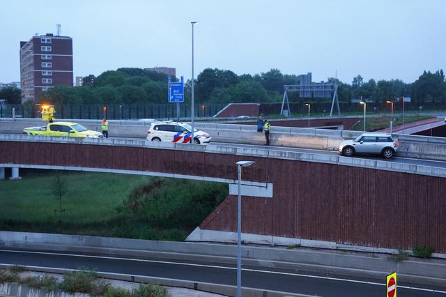 LIVE | Meerdere auto’s vliegen uit de welbekende ‘Mario Kart-bocht’ in Groningen