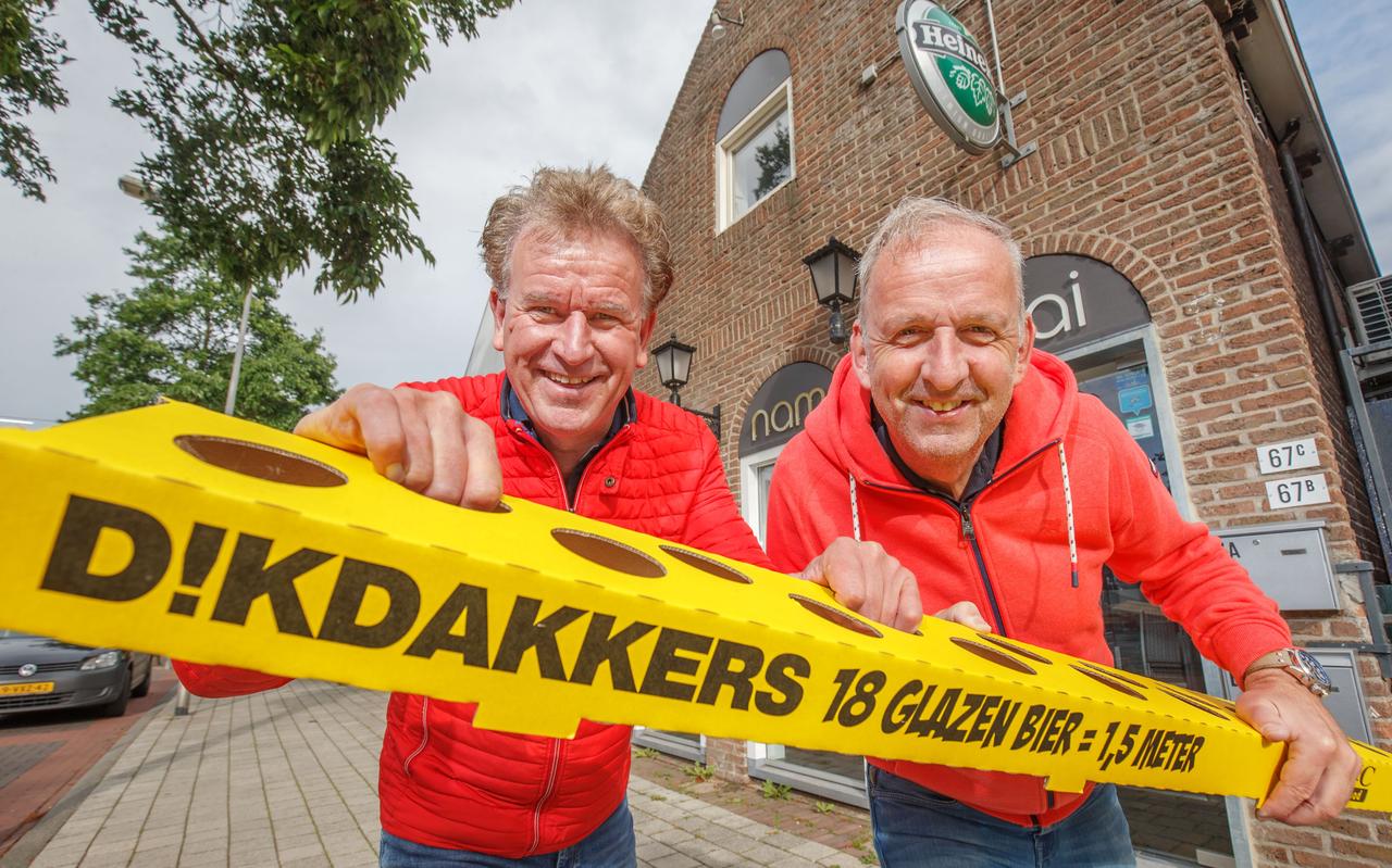 Anton Geerts (links) en Hans Voogd voor het pand aan de Woldstraat waar Tarantula was gevestigd en waar zij als dj de basis legden voor hun latere artiestenbestaan. Anton Geerts (links) en Hans Voogd voor het pand aan de Woldstraat waar Tarantula was gevestigd en waar zij als dj de basis legden voor hun latere artiestenbestaan.