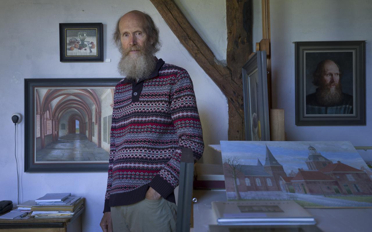 Kunstschilder Maarten 't Hart in zijn atelier in Balkbrug.