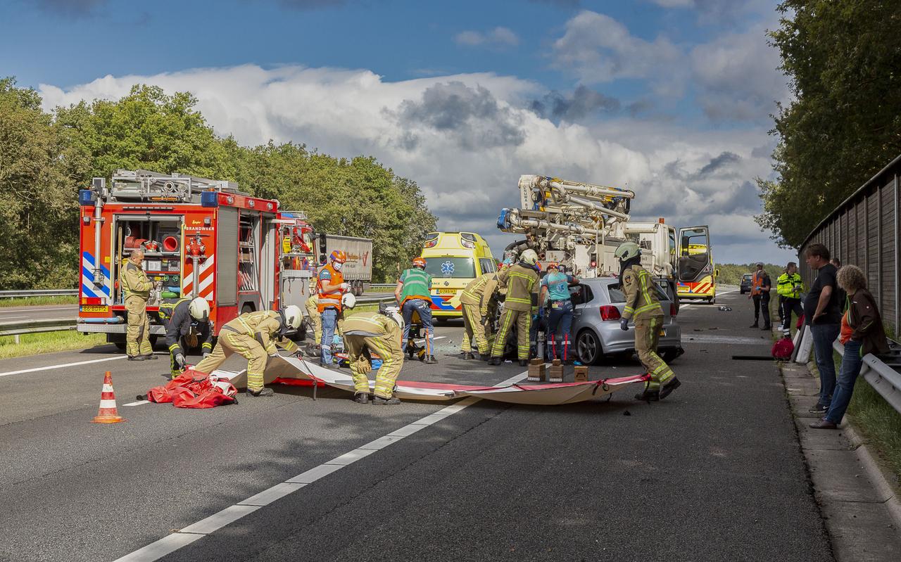 Personenauto rijdt achter op betonpompvrachtwagen die in file stond i.v.m. eerder ongeval verder op op de A28. Personenauto rijdt achter op betonpompvrachtwagen die in file stond i.v.m. eerder ongeval verder op op de A28.