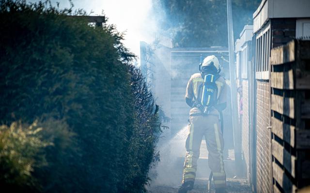 LIVE | Brandende coniferen bij een woning in Assen en problemen op de A28