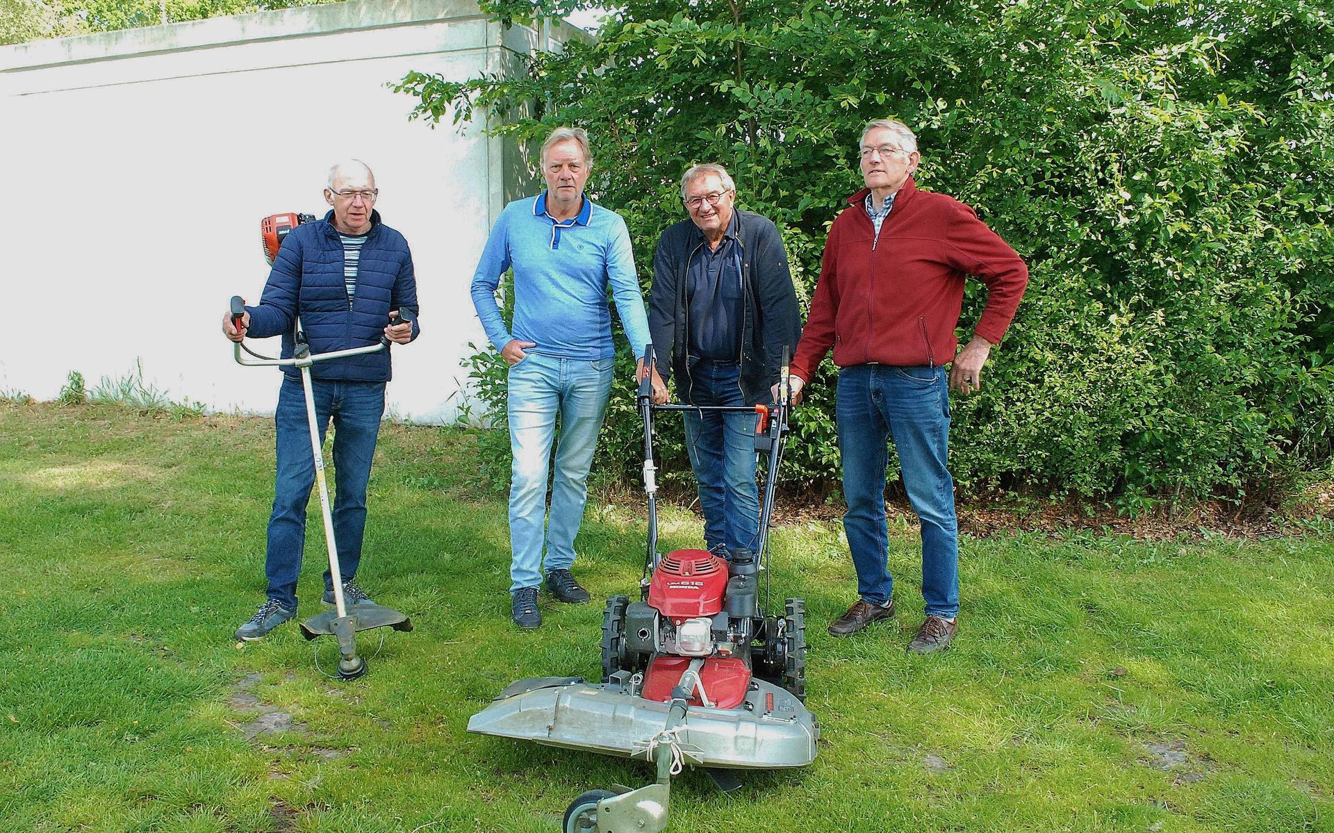 Roelof ten Buur, Bart Boverhof, Engbert van der Woude en Arjan Berends maaien de bermen van meerdere paden in en rond de Wijk.