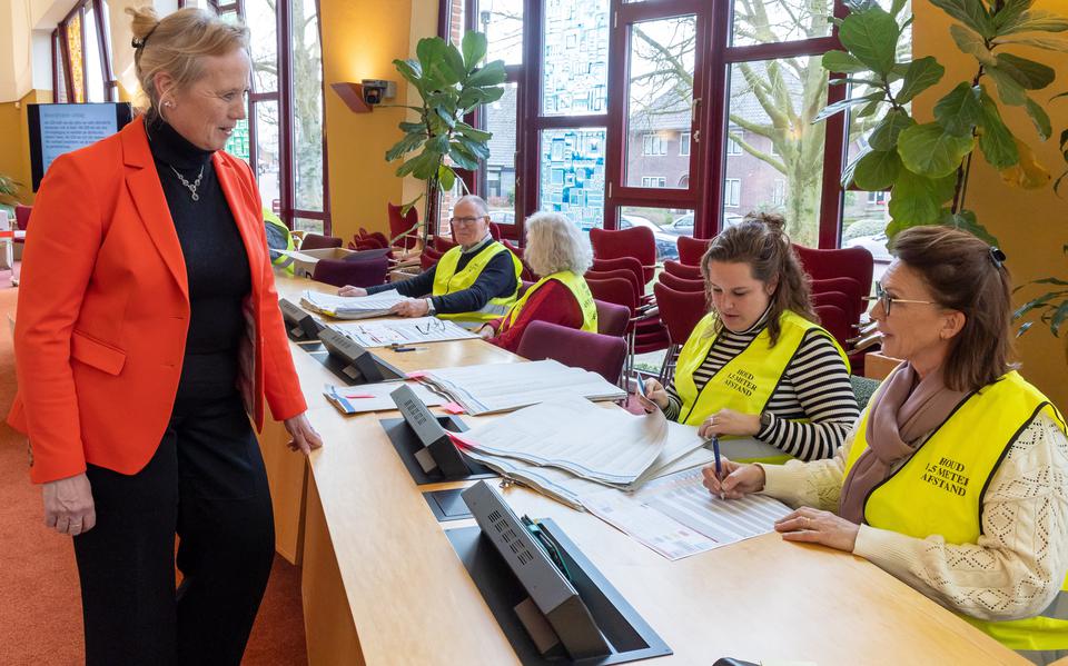 Van deze gele hesjes heeft burgemeester Inge Nieuwenhuizen niets te vrezen.