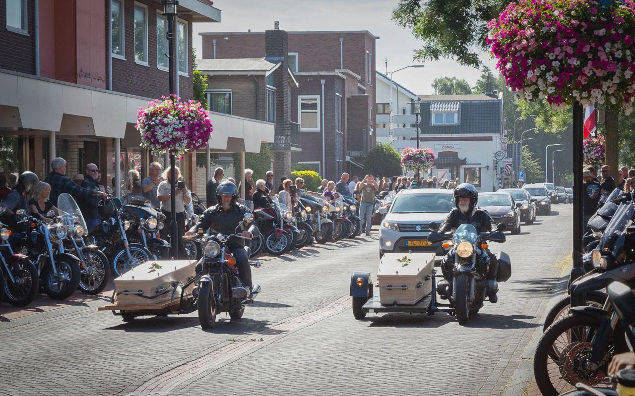 Duizenden motorrijders brachten woensdagochtend een laatste eerbetoon aan Rein en Greetje van Oosten uit Lutten.