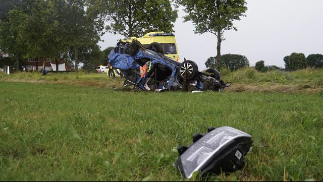LIVE | Auto slaat over de kop in Hooghalen. Paard met shovel uit sloot getrokken in Onderdendam