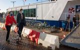 Commissaris van de Koning Jetta Klijnsma en burgemeester Richard Korteland brachten enkele weken geleden een werkbezoek aan de asielzoekersboot in Meppel.