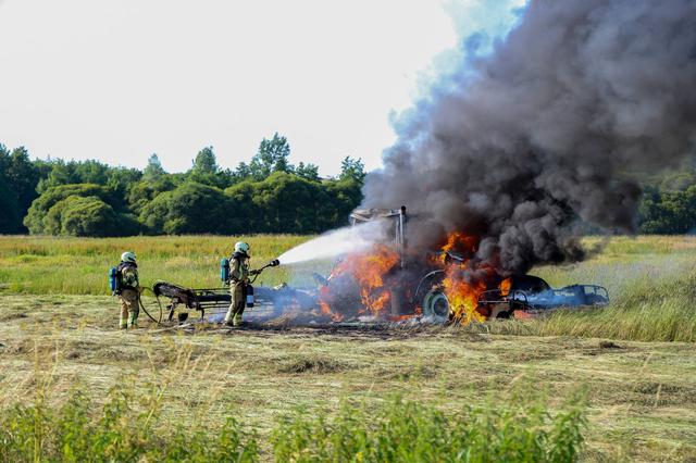 LIVE | Trekker vliegt in brand tijdens het maaien. Files op ringweg Groningen door storing aan Drieb