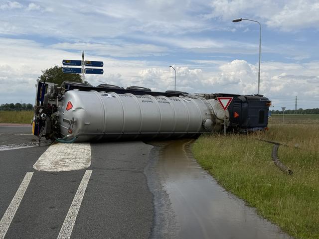 LIVE | File op N34 na kop-staartbotsing en trekker met trailer belandt in sloot in Den Ham