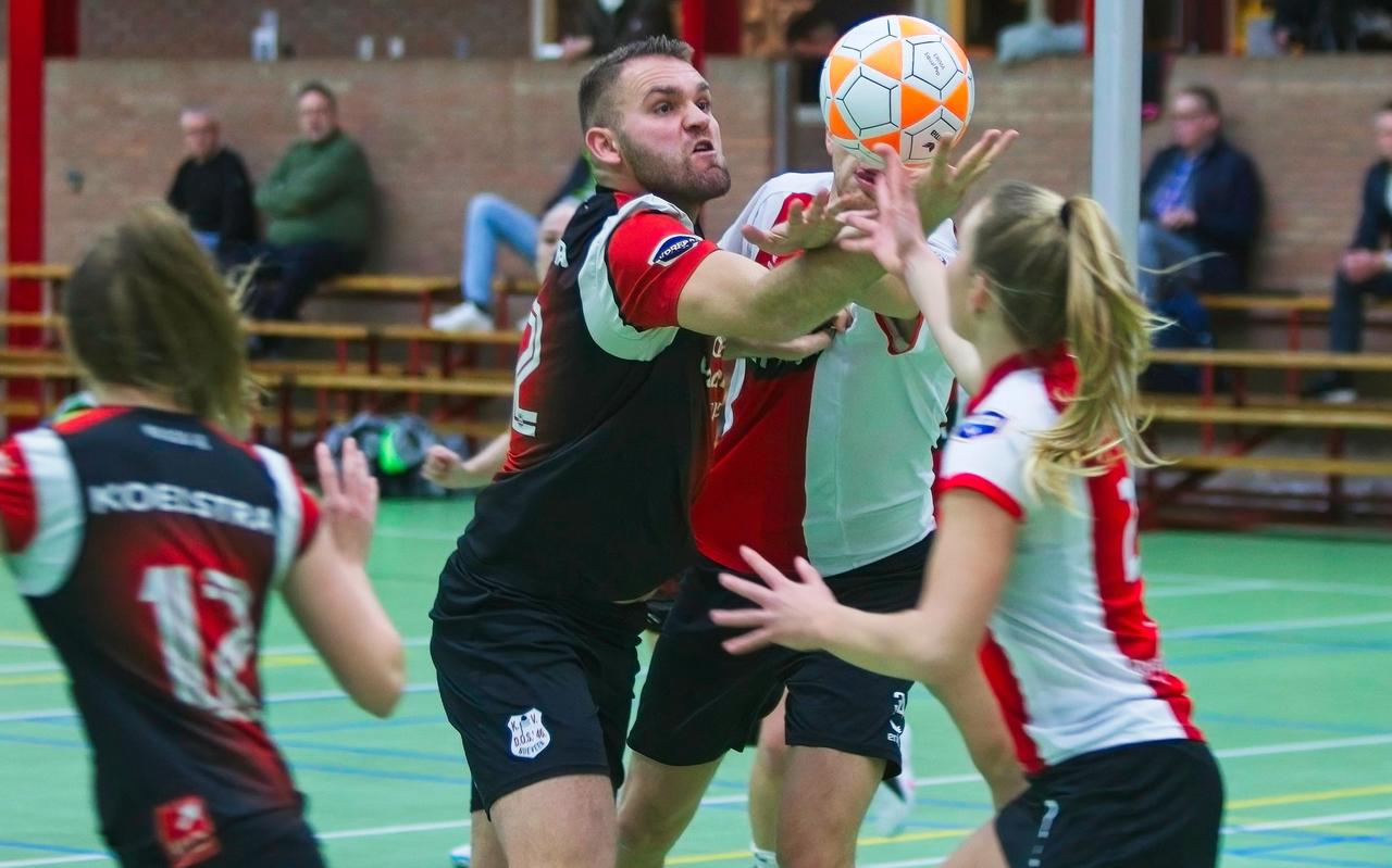 Pascal Frieswijk (rood-zwart shirt) strijdt namens DOS'46 met twee verdedigers van TOP om de bal Pascal Frieswijk (rood-zwart shirt) strijdt namens DOS'46 met twee verdedigers van TOP om de bal