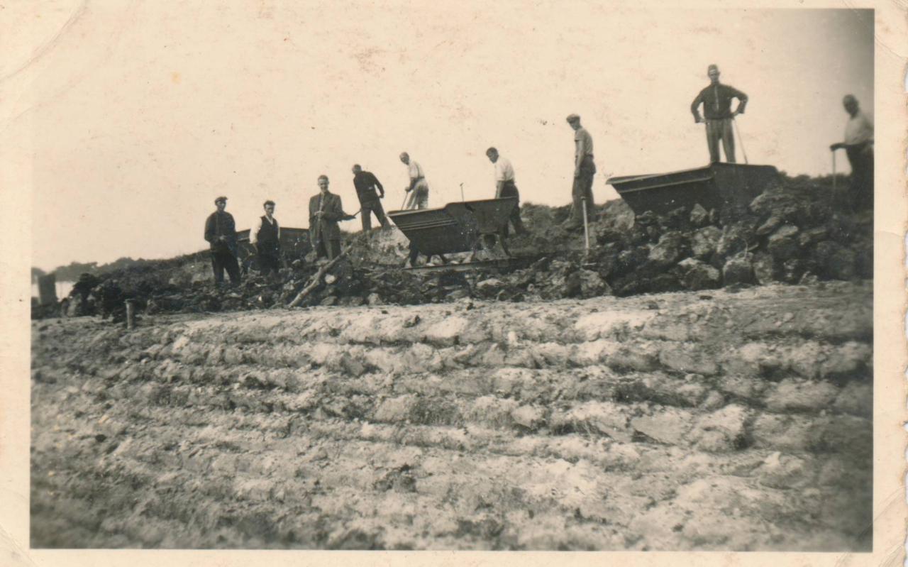 Joodse dwangarbeiders van kamp Vledder aan het werk.