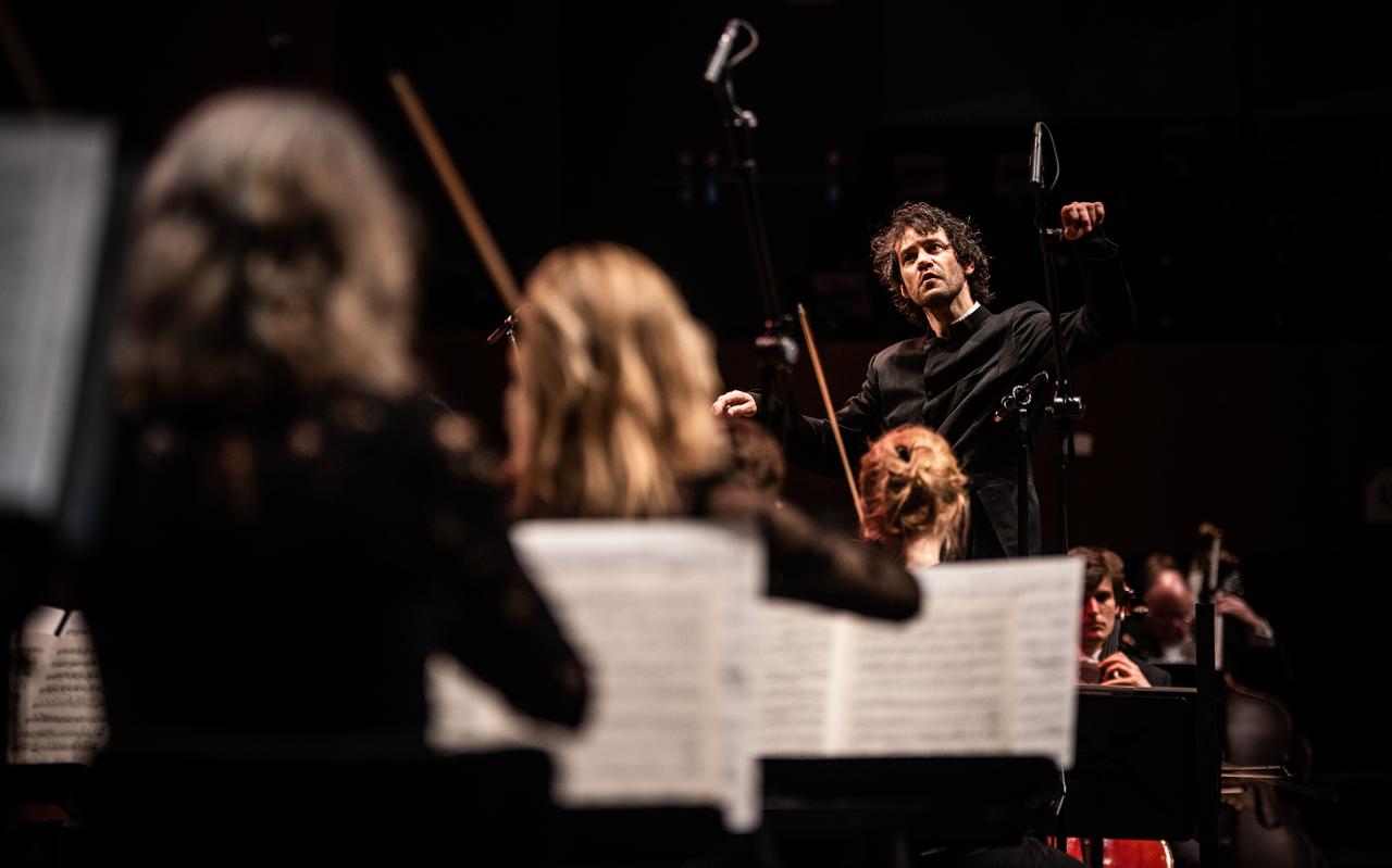 Eivind Gullberg Jensen wordt begin december officieel verwelkomd als de nieuwe chef-dirigent van het Noord Nederlands Orkest. De foto is gemaakt in maart 2021 toen hij het NNO al eens dirigeerde. 