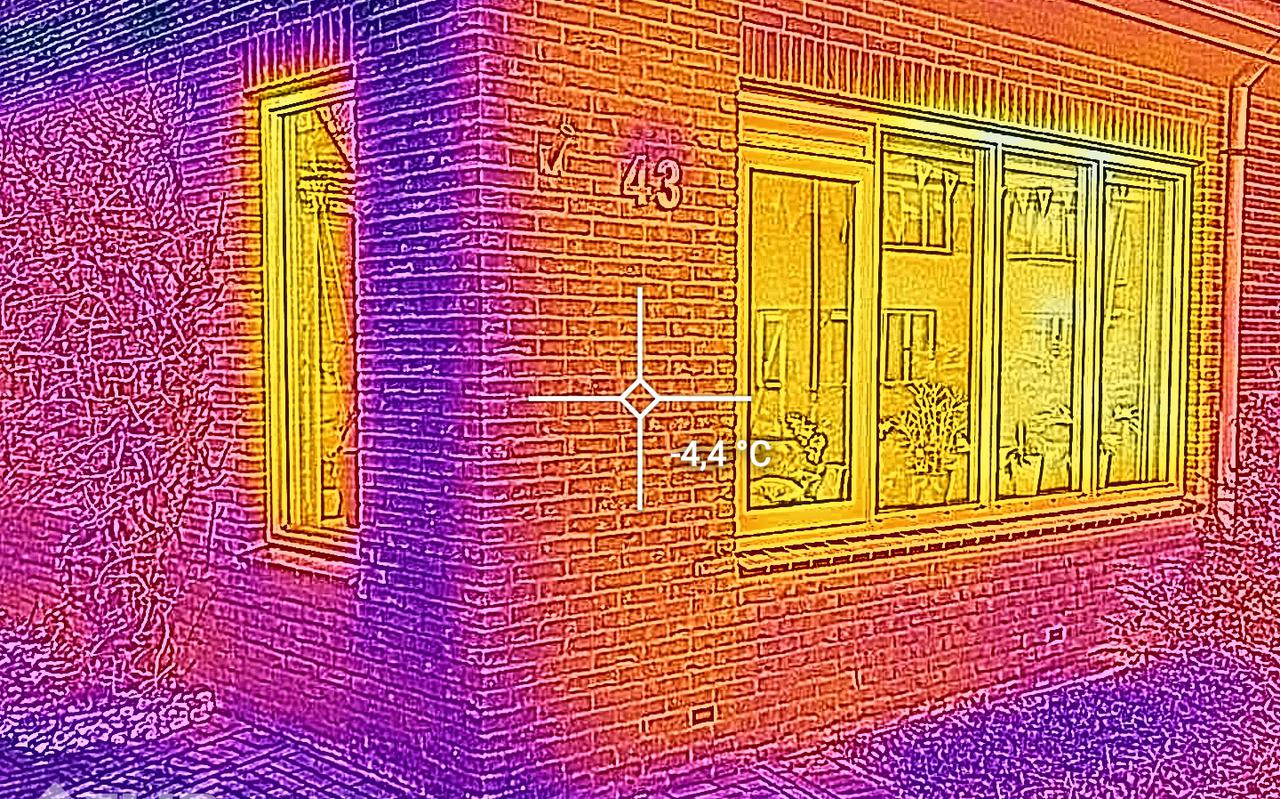 Je kunt ook met een speciale warmtecamera naar je huis kijken. Op de opnames zie je precies waar het warm is (oranje) en waar koud (blauw).
