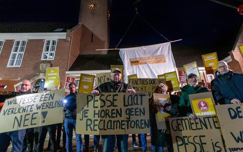 Omwonenden en belanghebbenden protesteerden gisteravond tegen de komst van een reclame-/uitkijktoren bij tankstation Green Planet in Pesse.