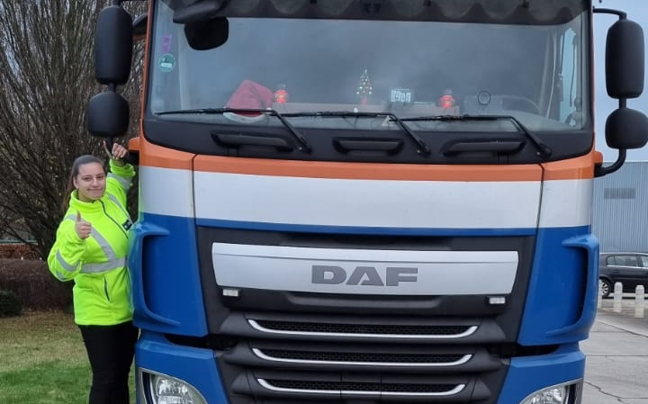 Dominique Bakkenes (19) uit Kerkenveld toert voor het eerst alleen met haar DAF op de Dag van de Vra