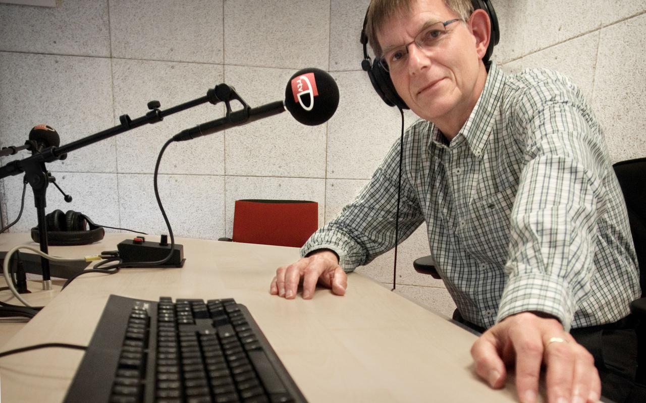 Klaas Samplonius achter de microfoon van RTV Drenthe in 2008 