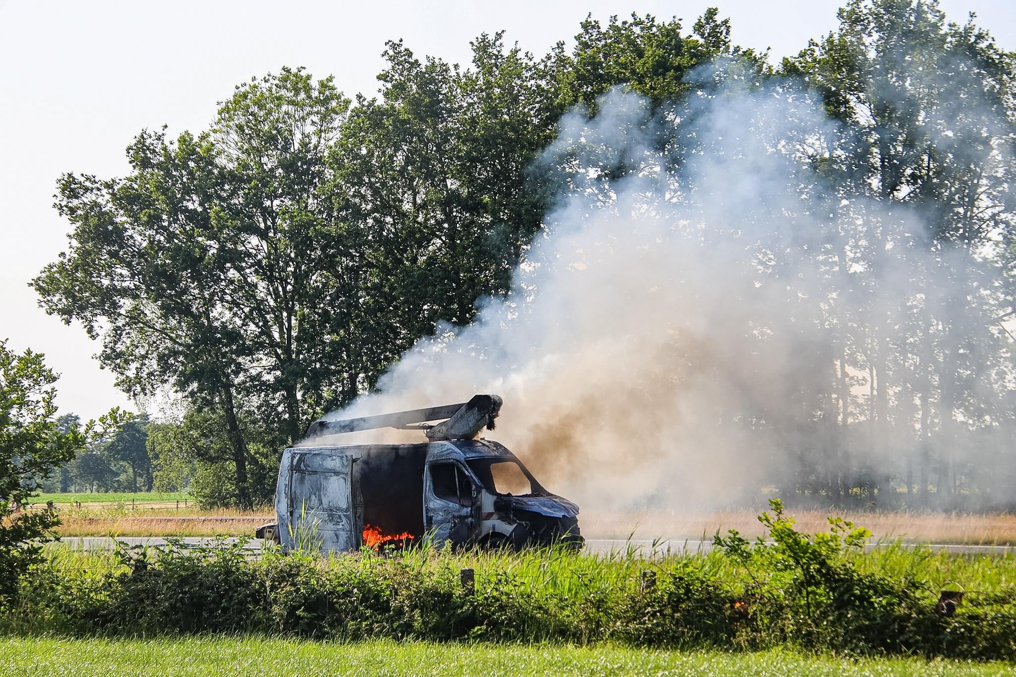 LIVE | Botsing tussen twee auto’s op N980 bij Kornhorn en auto brandt uit naast woning in Zwartemeer