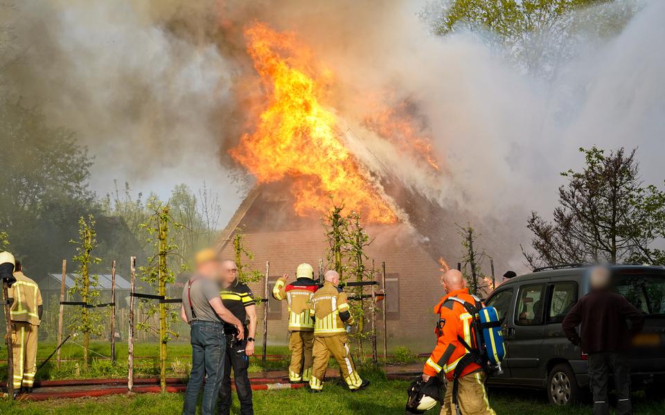 De brand in de woonboerderij in Vledderveen werd uitslaand.