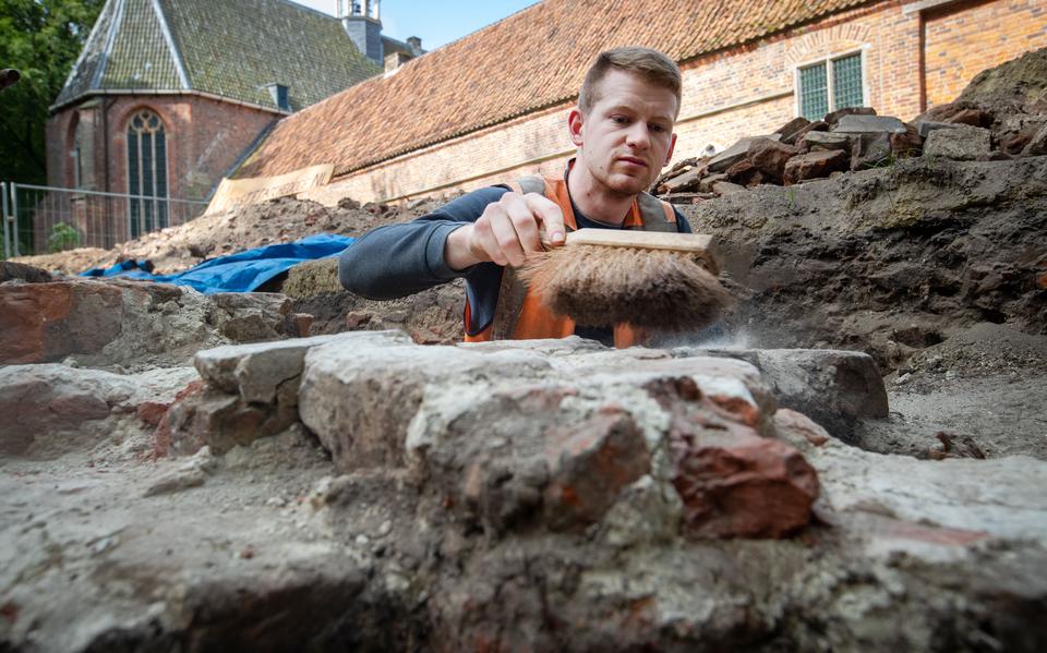 Aankomend archeoloog Gijs Gommans geniet van het speurwerk in Ter Apel.