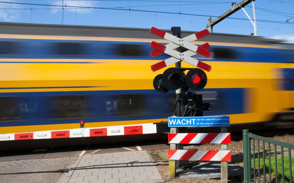 De trein staat bij Meppel te vaak stil en daar wil de Tweede Kamer verandering in brengen. 