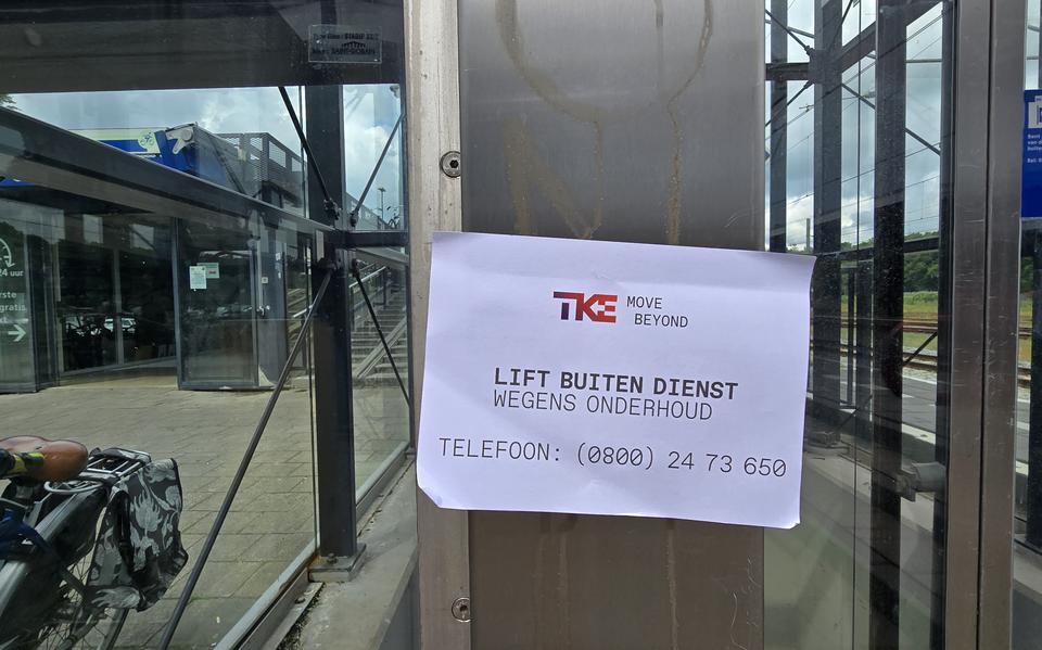 Een vader zat vrijdagmiddag met zijn zoontje vast in de welbekende ‘horrorlift’ op het station in Meppel. 