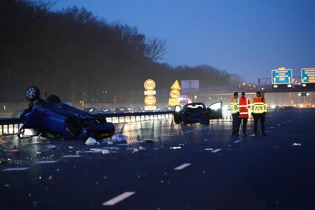 Poolse wegpiraat jakkert met hoge snelheid over de A28 bij Staphorst en ramt twee auto’s. Echtpaar d