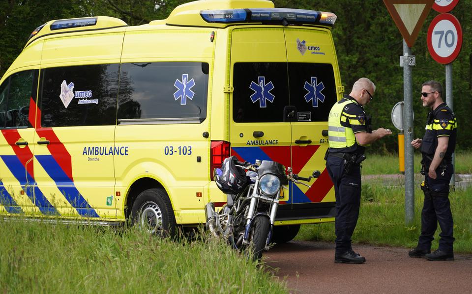Motorrijder raakt gewond na botsing met auto in Assen.
