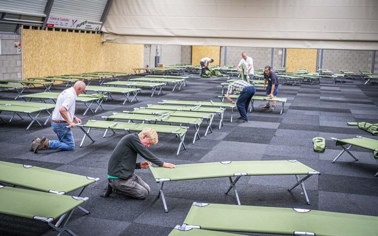 De Topsporthal in Leek is bezig met de voorbereidingen voor de opvang van 150 vluchtelingen. Dat gebeurde eerder in deze sporthal in Vledder.