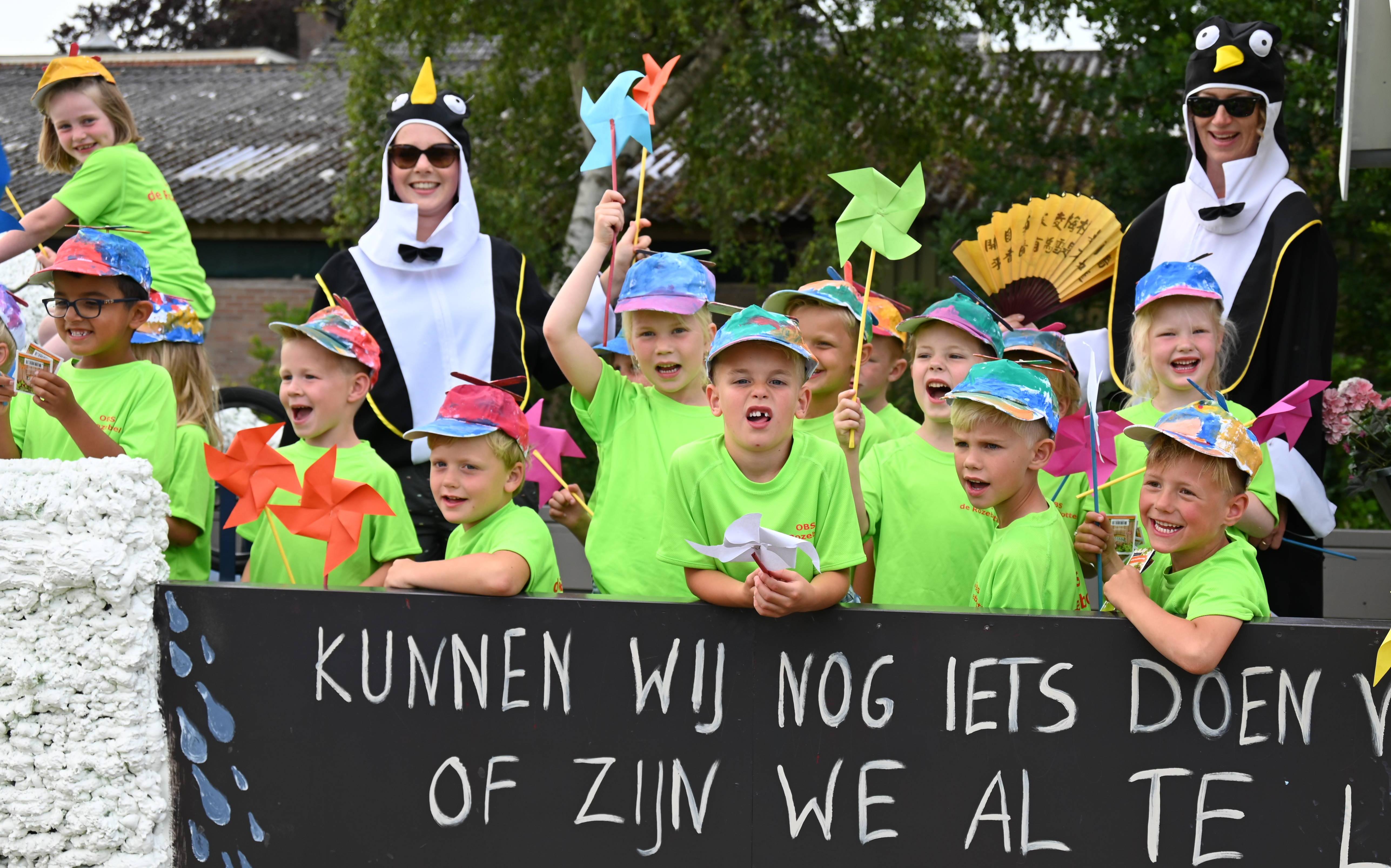 Koekange loopt uit voor optocht van versierde wagens