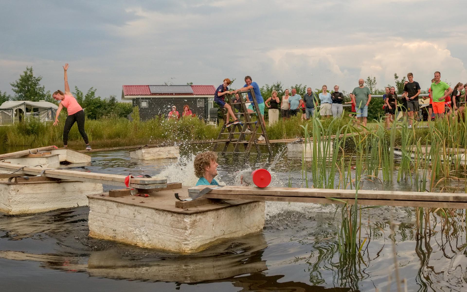 Wapse is het feestvieren niet verleerd. Veel deelnemers halen nat pak tijdens WAPEX