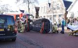 Een vrouw is zaterdagmiddag gewond geraakt nadat ze met haar voertuig tegen een geparkeerde auto in de Woldstraat knalde. 