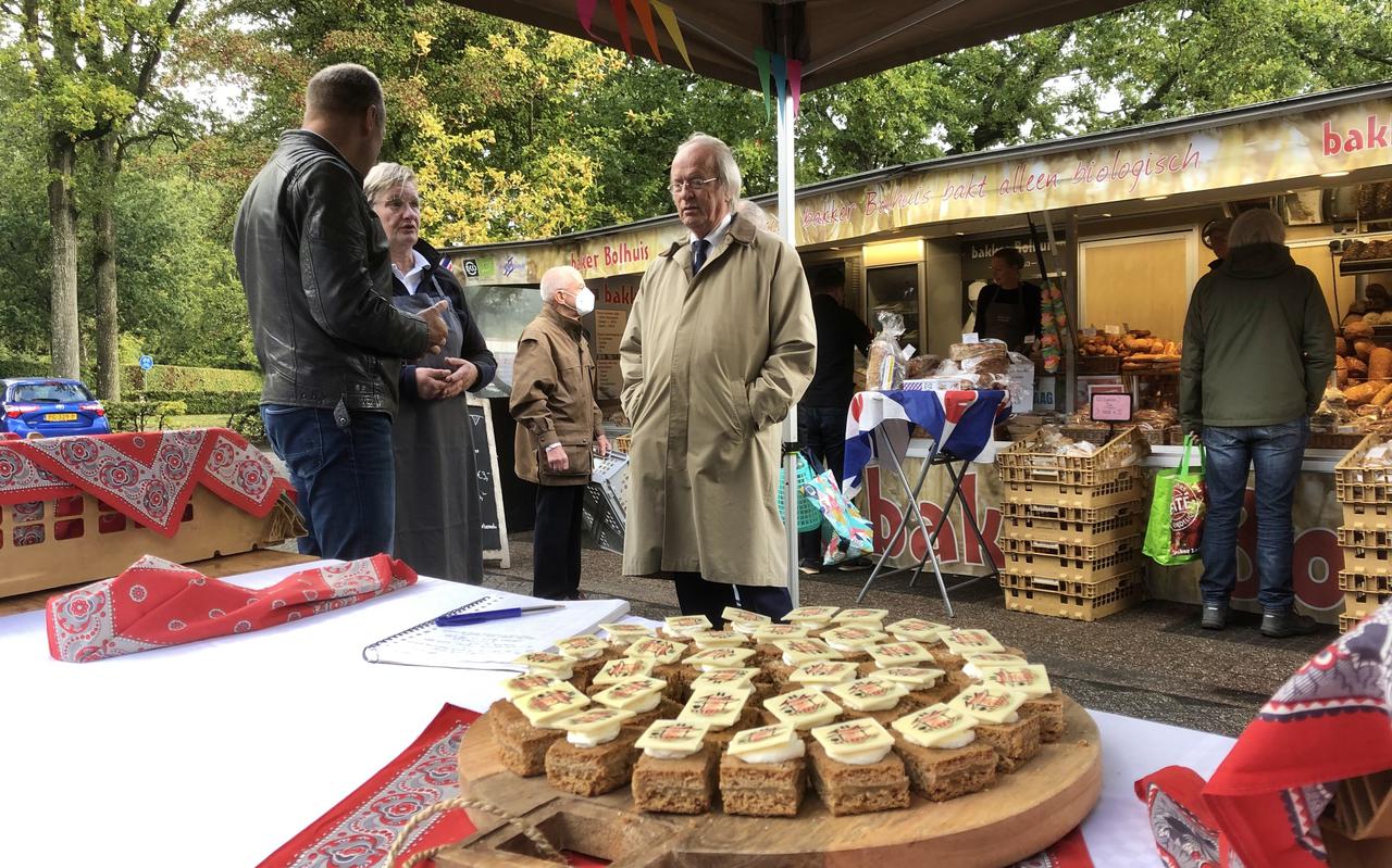 Burgemeester Rikus Jager en Minne Wiersma, directeur van de Maatschappij van Weldadigheid, vieren het feest mee. Met gebak.