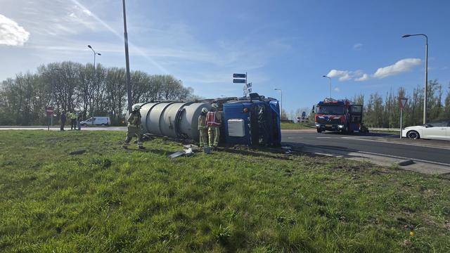 LIVE | Vrachtwagen kantelt bij afrit A32 Havelte en politie houdt man (22) aan in Spijk na bedreigin