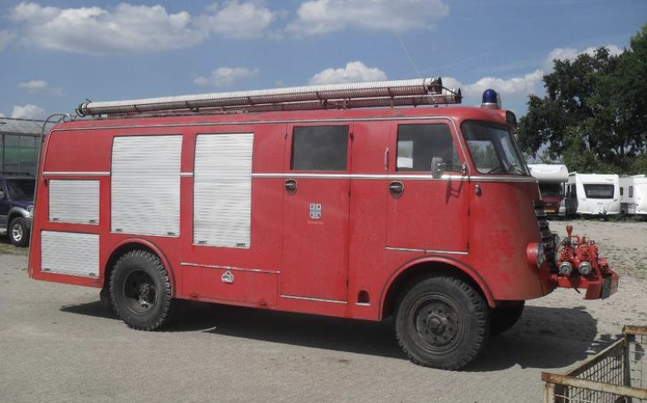 De brandweerauto van Dwingeloo, die 43 jaar geleden met pensioen ging, staat te koop. De brandweerauto van Dwingeloo, die 43 jaar geleden met pensioen ging, staat te koop.