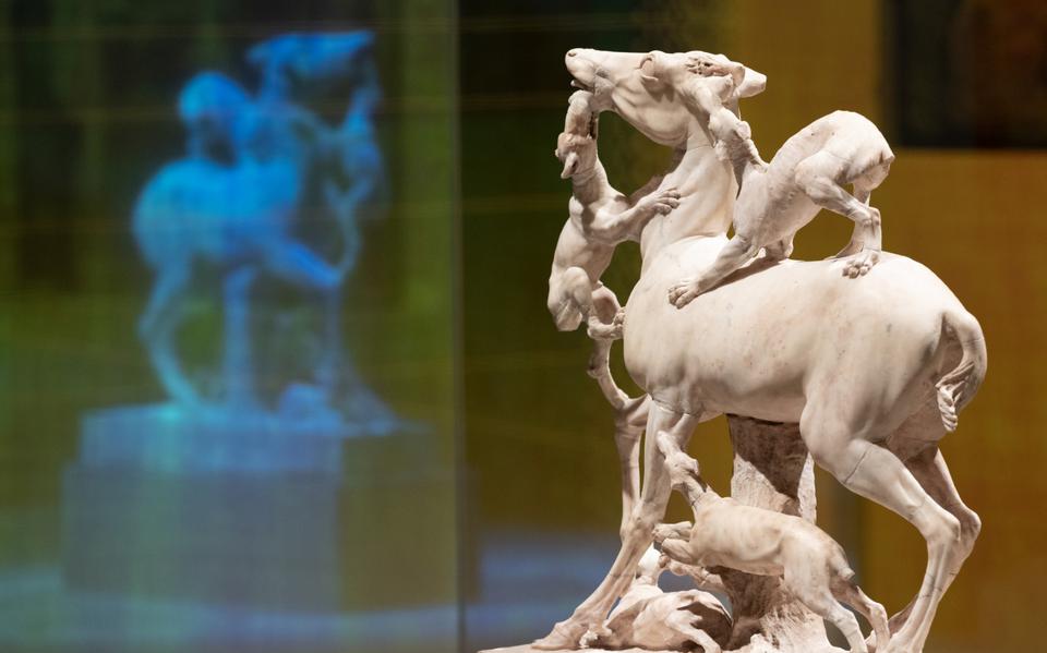 Marmeren hert uit Herculaneum op de tentoonstelling Sterven in schoonheid - De wereld van Pompeï en Herculaneum in het Drents Museum. 