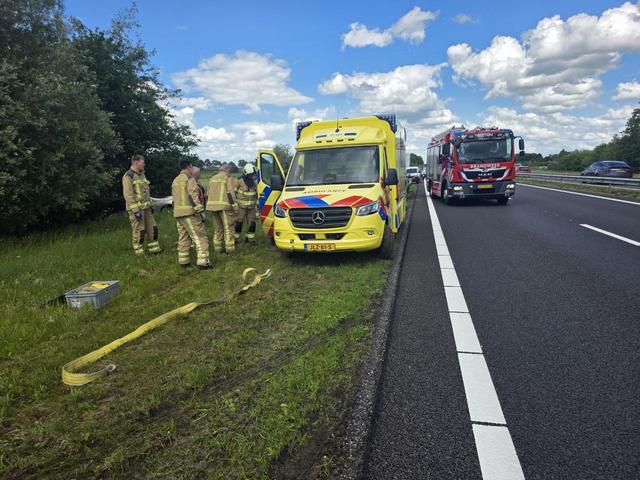 LIVE | Ambulance zit vast in drassige berm N33 en geen treinen tussen Groningen en Leeuwarden